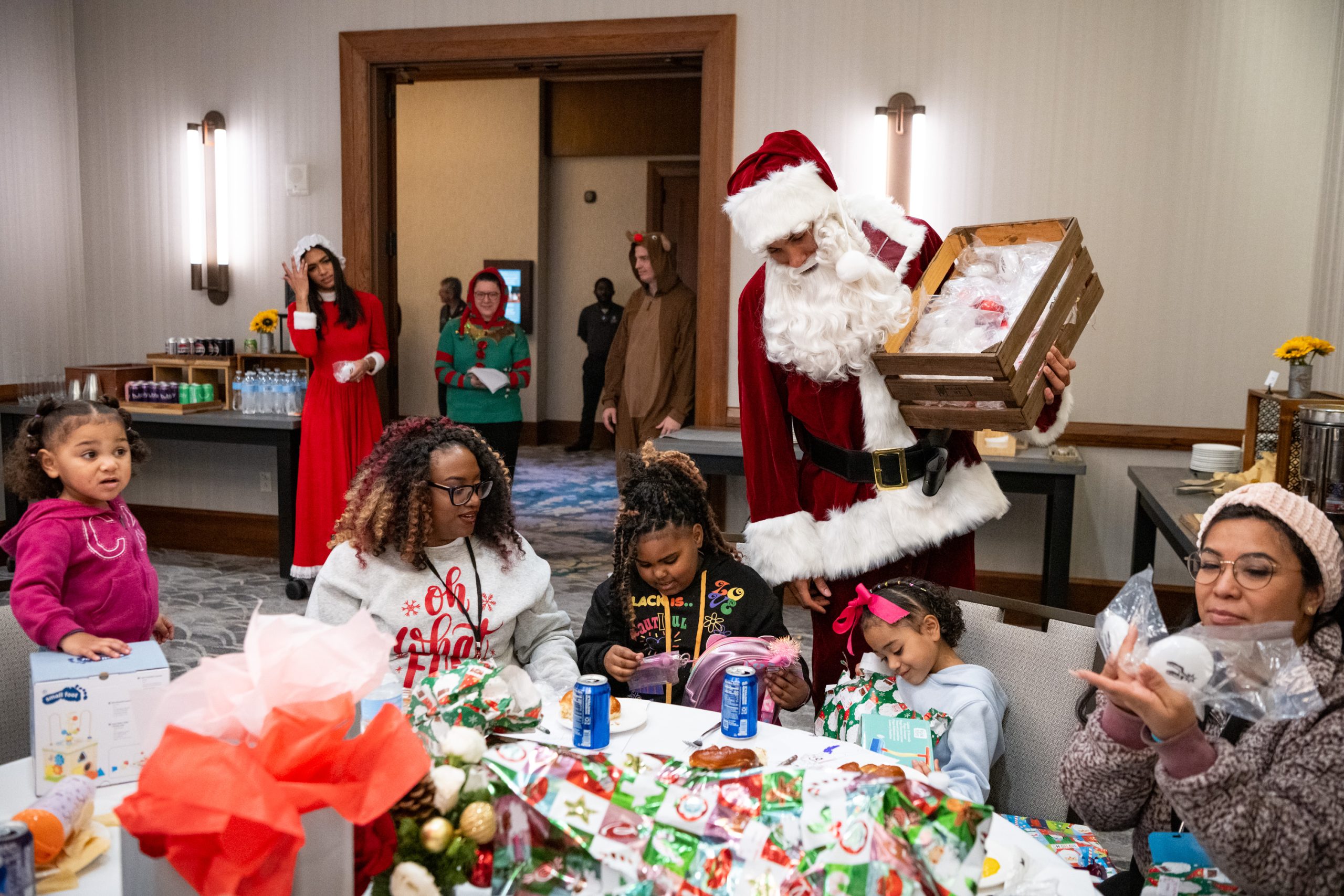 Spurs NBA gamers shock youngsters with items for Christmas
